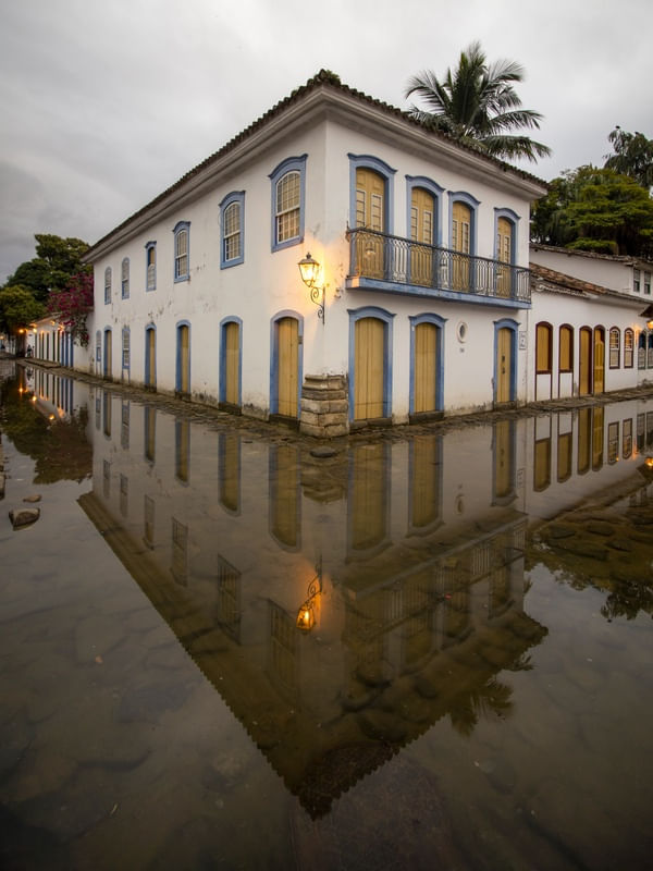 EDIFÍCIO ANTIGO REFLETIDO NOS ESPELHOS D'ÁGUA DE PARATY