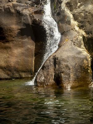 A QUEDA D'ÁGUA DE ENCONTRO AO RIO