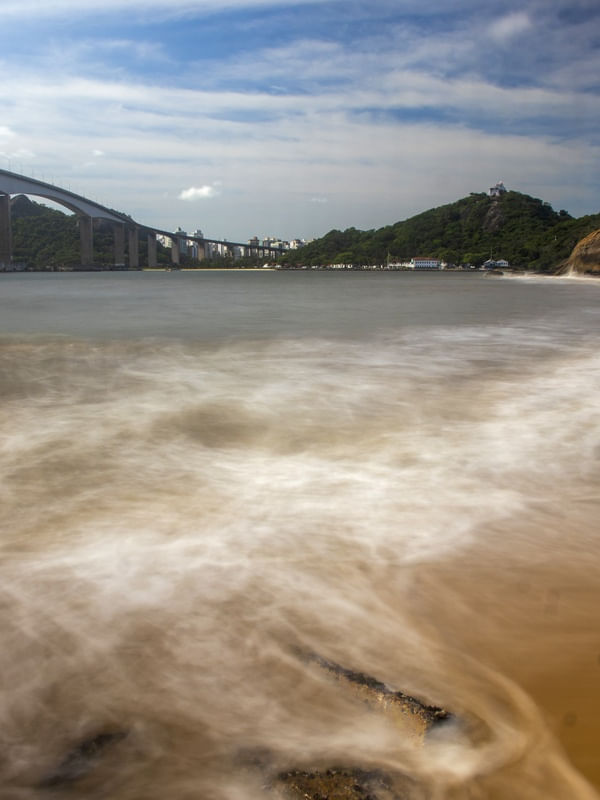 MAR DE VITÓRIA EM LONGA EXPOSIÇÃO COM O CONVENTO DA PENHA AO FUNDO