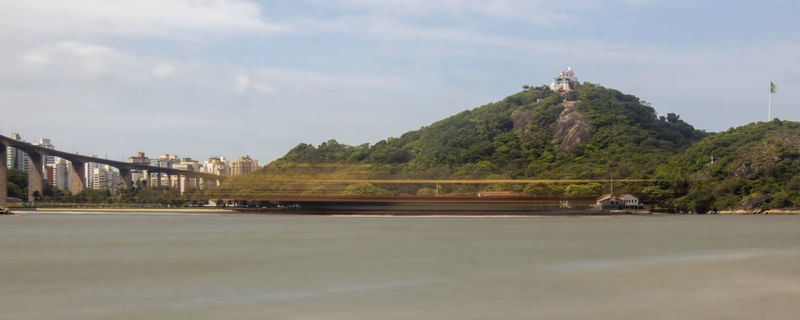 A SOMBRA DE UM NAVIO PASSANDO EM FRENTE AO CONVENTO DA PENHA
