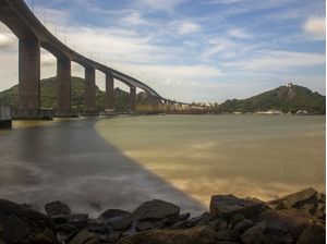 NAVIO PASSANDO POR BAIXO DA TERCEIRA PONTE EM LONGA EXPOSIÇÃO