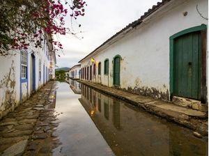 RUA EM PARATY COM FLORES COMPLETANDO A PAISAGEM