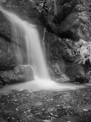 CACHOEIRA EM PRETO E BRANCO COM LONGA EXPOSIÇÃO