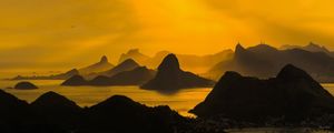 PAISAGENS CARIOCAS: O POENTE NA ESPINHA DE SUAS MONTANHAS