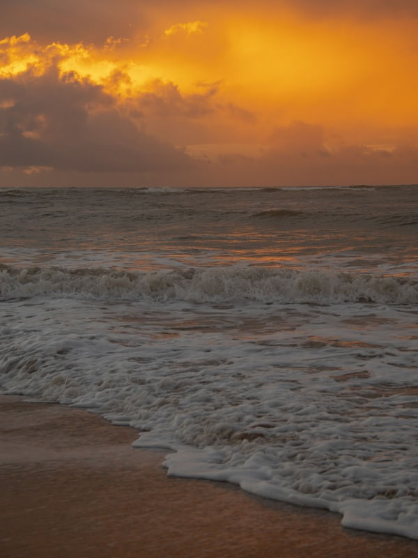 PERFEIÇÃO DE NUVENS EM NASCER DO SOL NO MAR