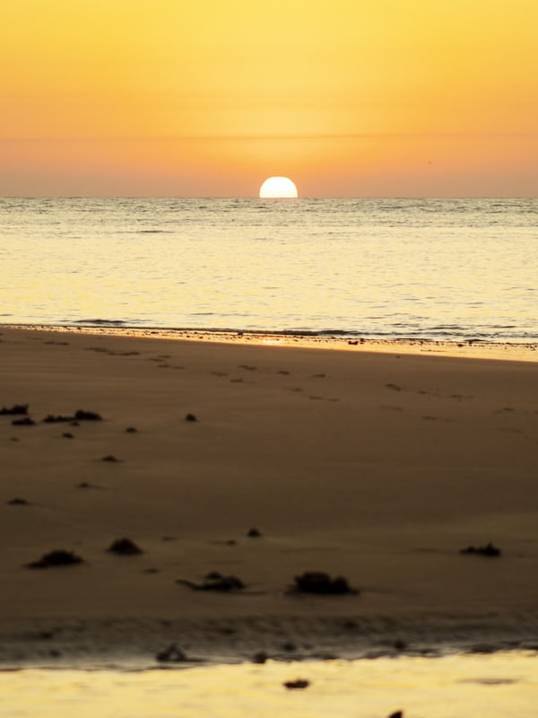 NASCER DO SOL COM RIO E MAR