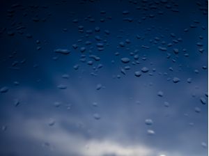 AS GOTAS DA CHUVA E O CÉU AZUL