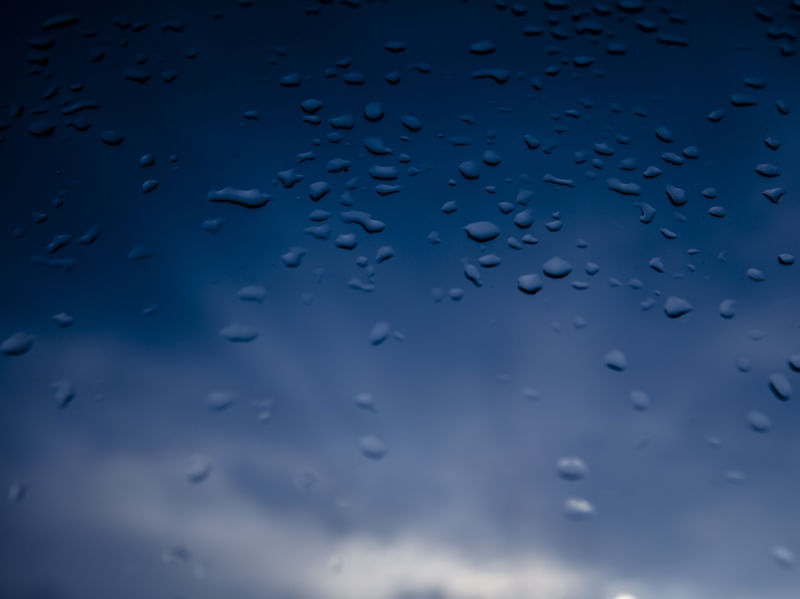 AS GOTAS DA CHUVA E O CÉU AZUL