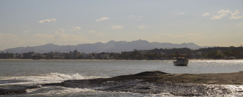 PANORAMA DA PRAIA DE PIÚMA NO INTERIOR DO ESPÍRITO SANTO