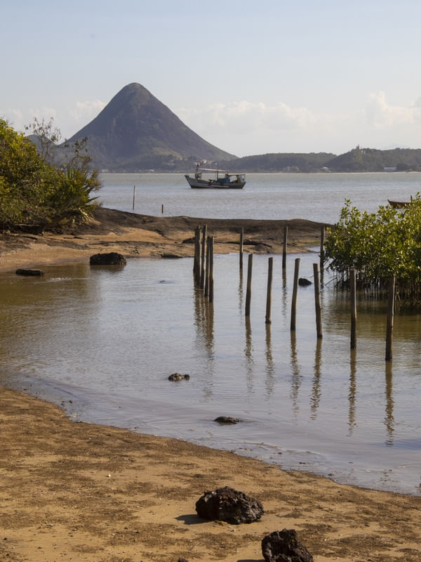 MANGUEZAL DE PIÚMA E O MONTE AGHÁ