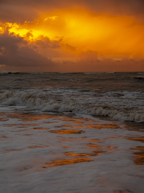 LINDO NASCER DO SOL COM NUVENS