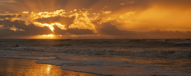 PANORÂMICA DO NASCER DO SOL NA PRAIA