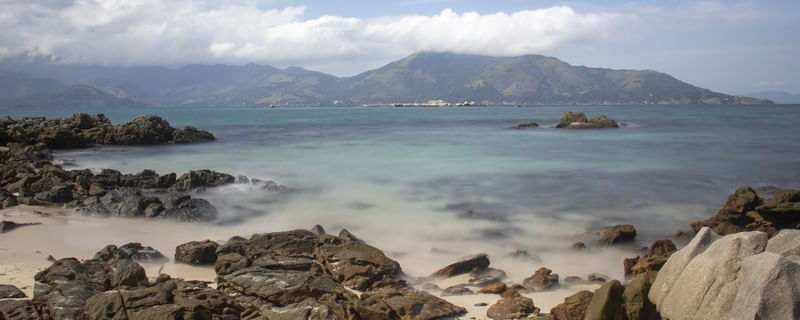 PRAIA EM ILHA DE CATAGUÁS - ILHA GRANDE - RJ