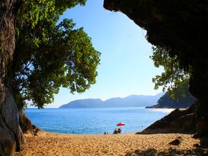 GRUTA QUE CHORA - PRAIA DA SUNUNGA, UBATUBA, SP