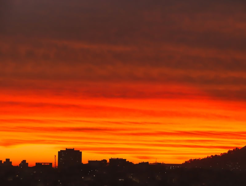 ENTARDECER ENTRE PRÉDIOS