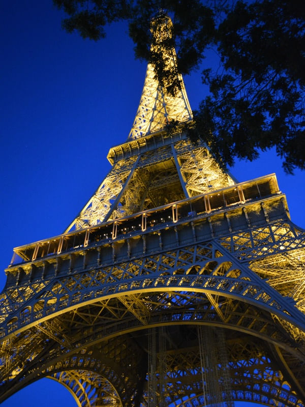 TORRE EIFFEL ILUMINADA NO CÉU AZUL