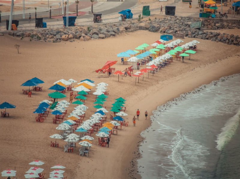 PRAIA COM GUARDA SOL