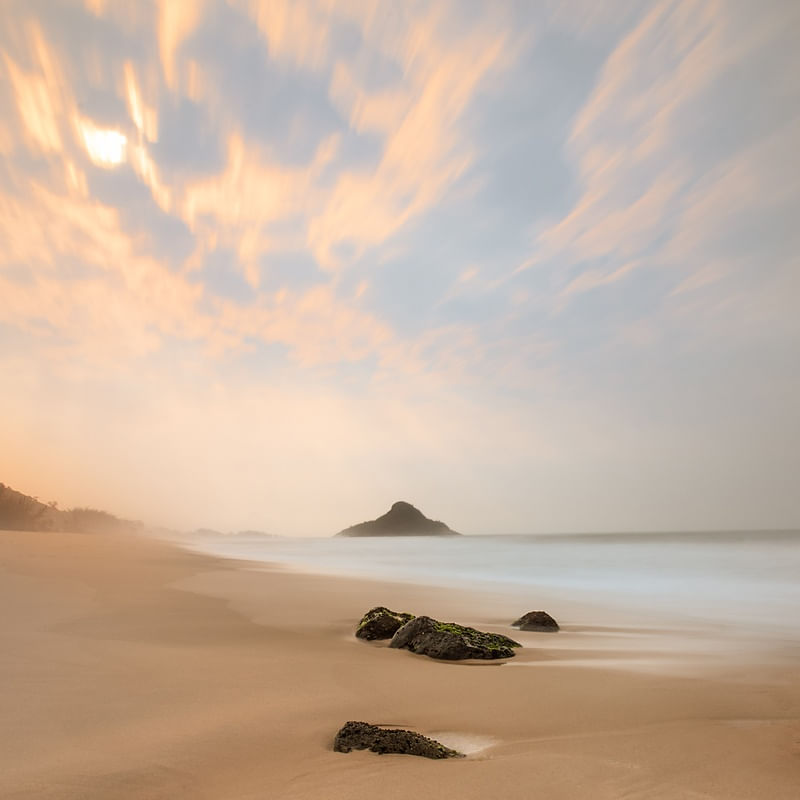 O NASCER DO SOL NA PRAIA DA MACUMBA-RJ