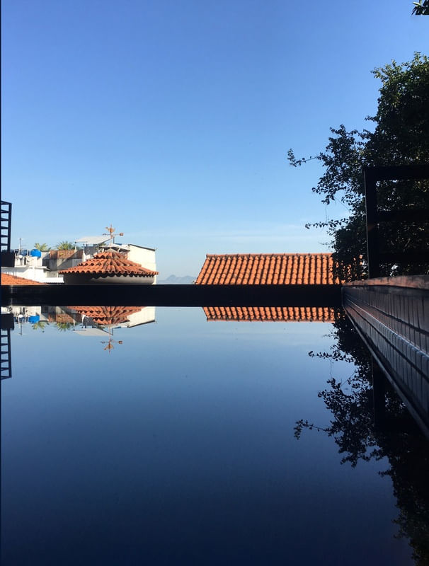 PISCINA REFLETIDA