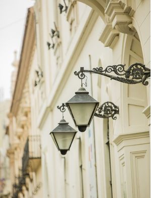 LUMINÁRIAS EM RUAS ARGENTINAS