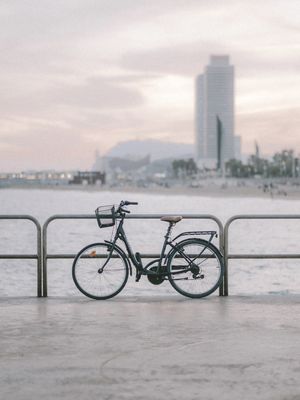 BICICLETA EM BOGATELL POR CÉSAR OVALLE