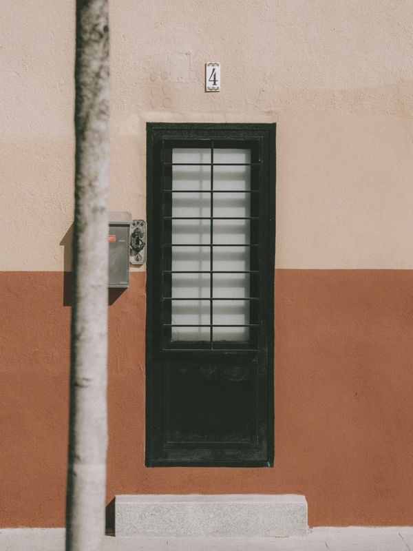 A PORTA EM POBLENOU POR CÉSAR OVALLE