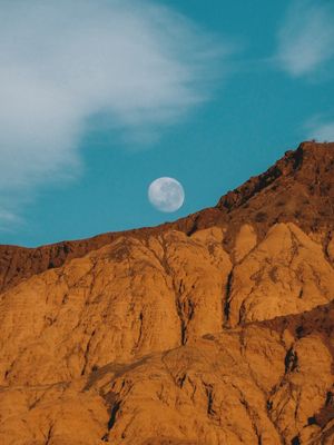 A LUA E A MONTANHA