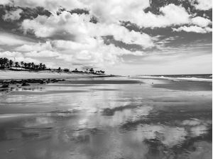 PRAIA EM CANOA QUEBRADA EM PRETO E BRANCO