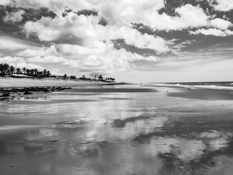 PRAIA EM CANOA QUEBRADA EM PRETO E BRANCO