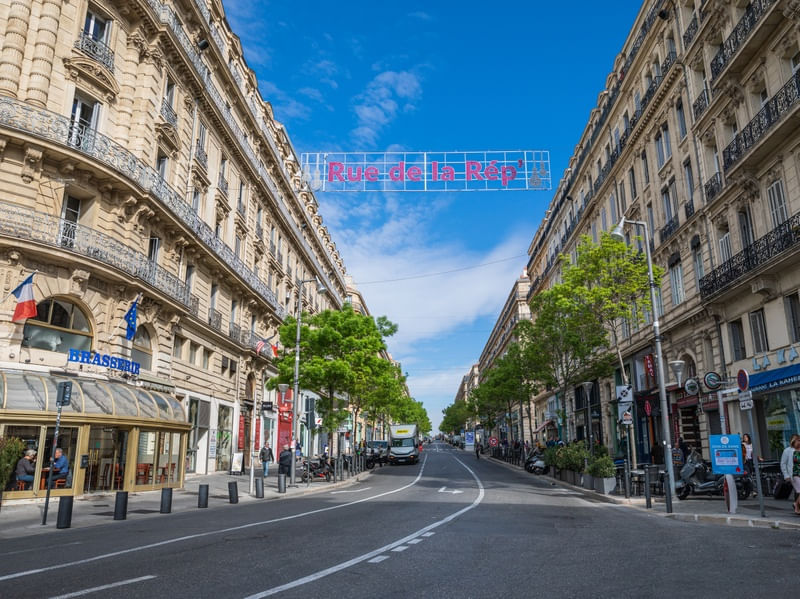 PELAS RUAS (MARSELHA, FRANÇA)