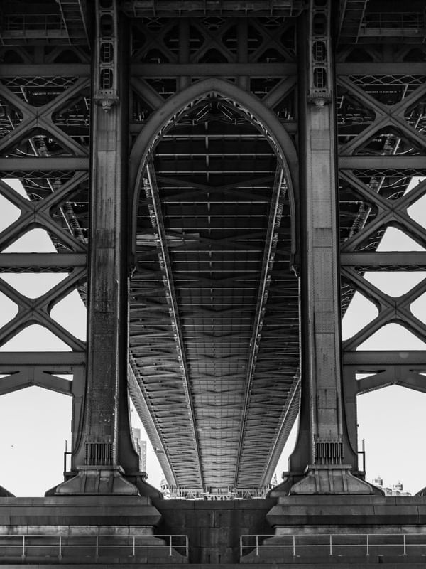 POR BAIXO DA PONTE MANHATTAN EM NOVA IORQUE EM PRETO E BRANCO