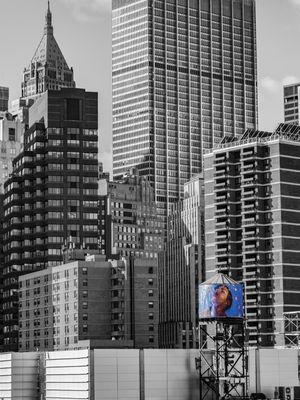 CAIXA D'ÁGUA ENTRE PRÉDIOS EM MANHATTAN