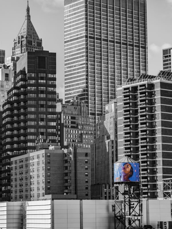 CAIXA D'ÁGUA ENTRE PRÉDIOS EM MANHATTAN