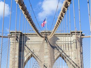 BANDEIRA AMERICANA SOBRE PONTE DE MANHATTAN