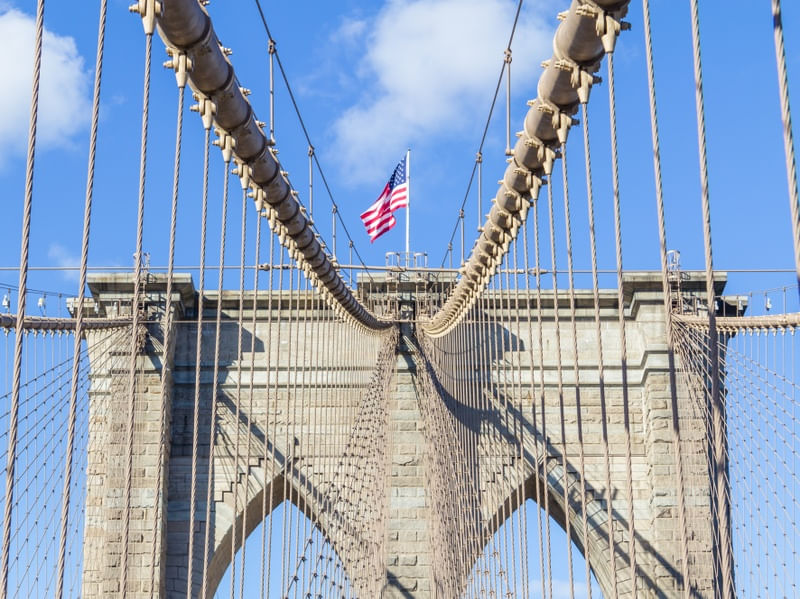BANDEIRA AMERICANA SOBRE PONTE DE MANHATTAN