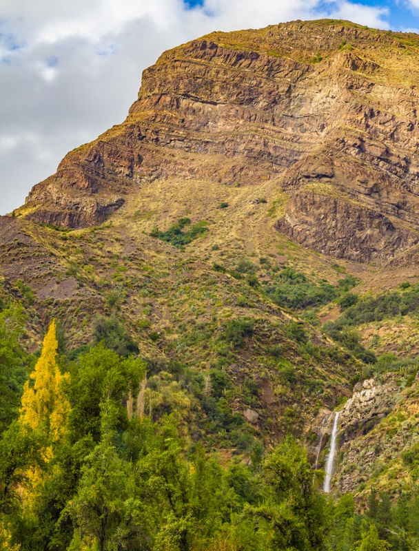MONTANHA COM ÁRVORES E CACHOEIRA NO MAIPO, CHILE