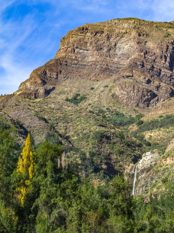 MONTANHA COM VEGETAÇÃO E CACHOEIRA NO VALE DO MAIPO, CHILE