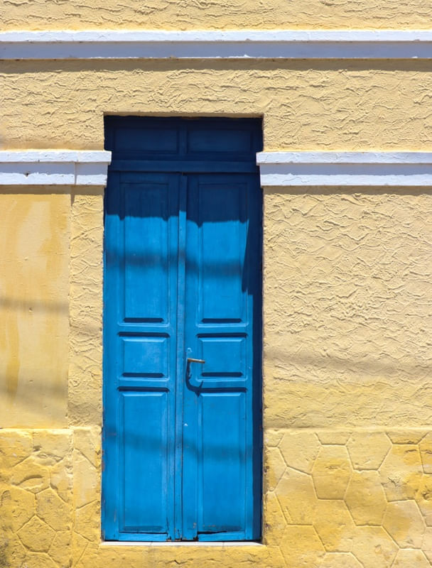 CASA AMARELA E PORTA AZUL
