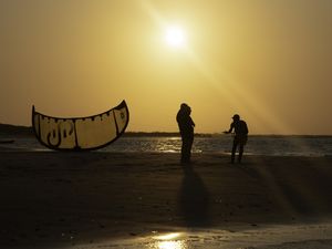 PÔR DO SOL COM KITESURF