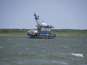 BARCO DE PESCA AZUL