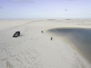 PRATICANTES DE KITESURF NOS LENÇÓIS MARANHENSES
