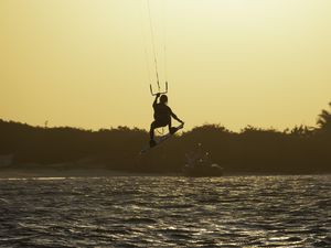 SILHUETA DE KITESURFISTA