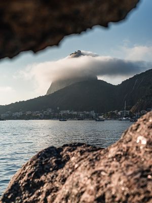 PÃO DE AÇÚCAR NA MOLDURA DE PEDRAS
