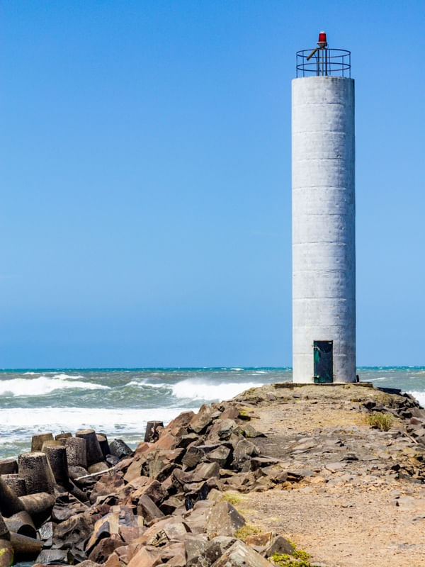 FAROL NOS MOLHES DA BARRA DO MAMPITUBA EM TORRES, RS
