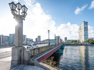 FEIXE DE LUZ NA LUMINÁRIA DA PONTE