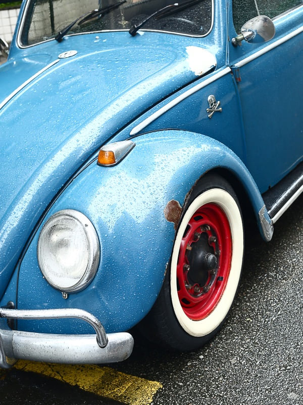 FUSCA AZUL DA RODA VERMELHA