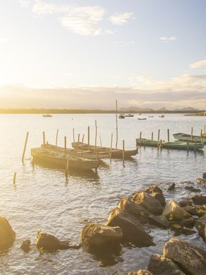 BARCOS NA ILHA DAS CAIEIRAS EM VITÓRIA - ES