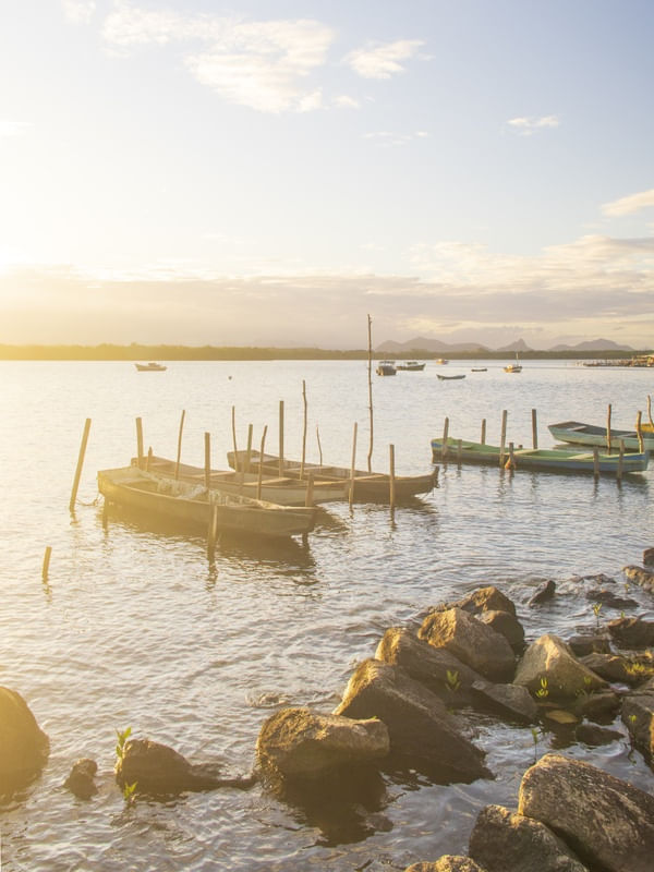 BARCOS NA ILHA DAS CAIEIRAS EM VITÓRIA - ES