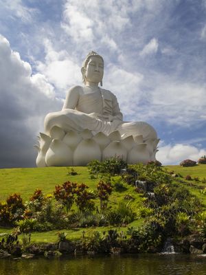 BUDA COM LAGO E NUVENS, EM IBIRAÇU - ES CAPIXABA.