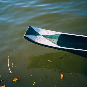 FLUTUAR NO MAR